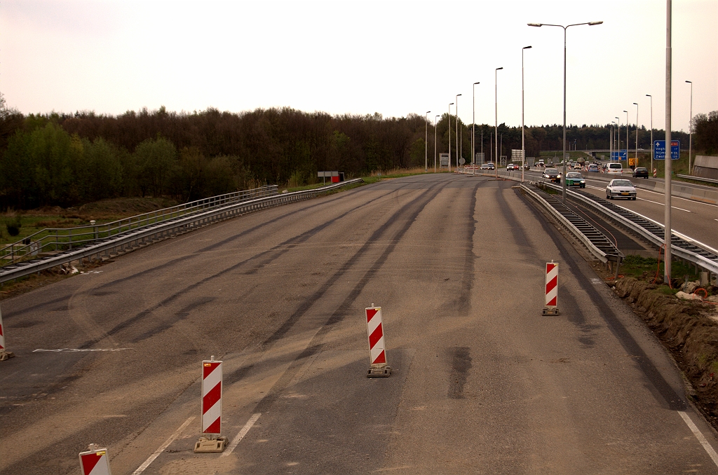 20090411-144405.jpg - Sinds twee weken verlaten westelijke rijbaan van de A50 in de brug over het Wilhelminakanaal. Markering weggefreest, maar asfalt intact gelaten, zodat we hier nog faseringen gaan krijgen.