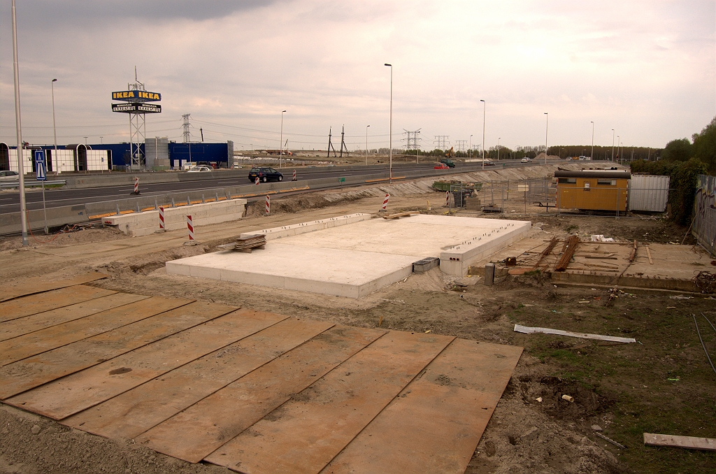 20090411-150557.jpg - Fietstunneloverlaging voor de verbindingsweg naar Woensel gereed. De andere twee overkluizingen, in de A50 en de parallelbaan vanuit de richting Nijmegen, werden verhoogd aangelegd met EPS (piepschuim) opvulling, maar hier blijft het op nagenoeg maaiveldhoogte.