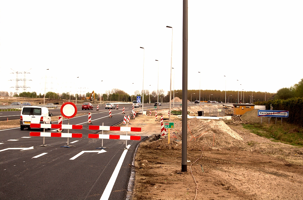 20090411-150941.jpg - Toerit vanaf de aansluiting Ekkersrijt in de richting Nijmegen met nog doodlopende dubbele uitvoegstroken naar de verbindingsweg in de richting Eindhoven-Woensel. Bord G1 (autosnelweg) pas aan het begin van de invoegstrook. Interessante vraag is of het bord ter rechterzijde gehandhaafd zal blijven.