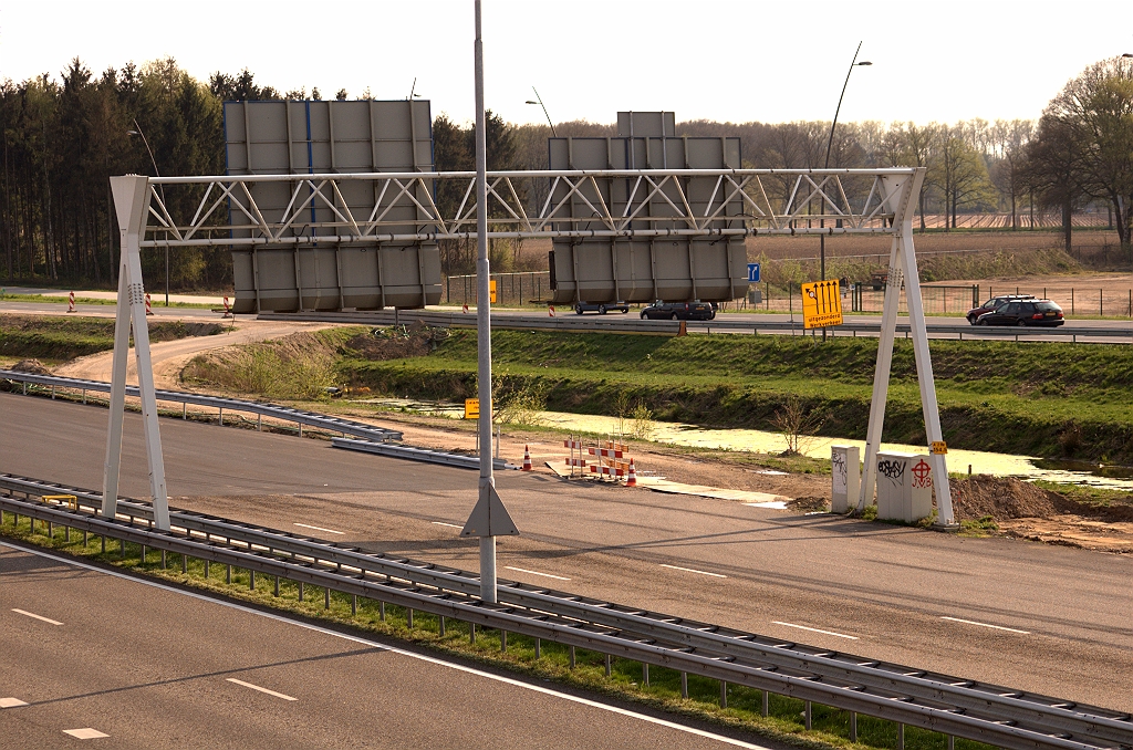 20090411-164910.jpg - Zo ongeveer bij KW 7 gaat de fasering verder op de oude westelijke hoofdrijbaan, die er nu een maand of negen ongebruikt bijligt. Er zijn alvast oude borden neergehangen die zijn  verplaatst van de bestaande oostelijke hoofdrijbaan . Het portaalhectometerbordje hangt aan de "verkeerde" kant, zodat dit een oud portaal is waar de borden oorspronkelijk aan deze zijde hingen.