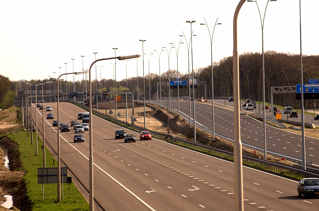 20090411-164943.jpg - Om die oude hoofdrijbaan verkeersvrij te krijgen ligt een fasering al gereed: de nieuwe westelijke hoofdrijbaan, die voor deze gelegenheid is ingekleurd met vier rijstroken. In de eindsituatie zijn dat er drie met vluchtstrook, in tegengestelde rijrichting.