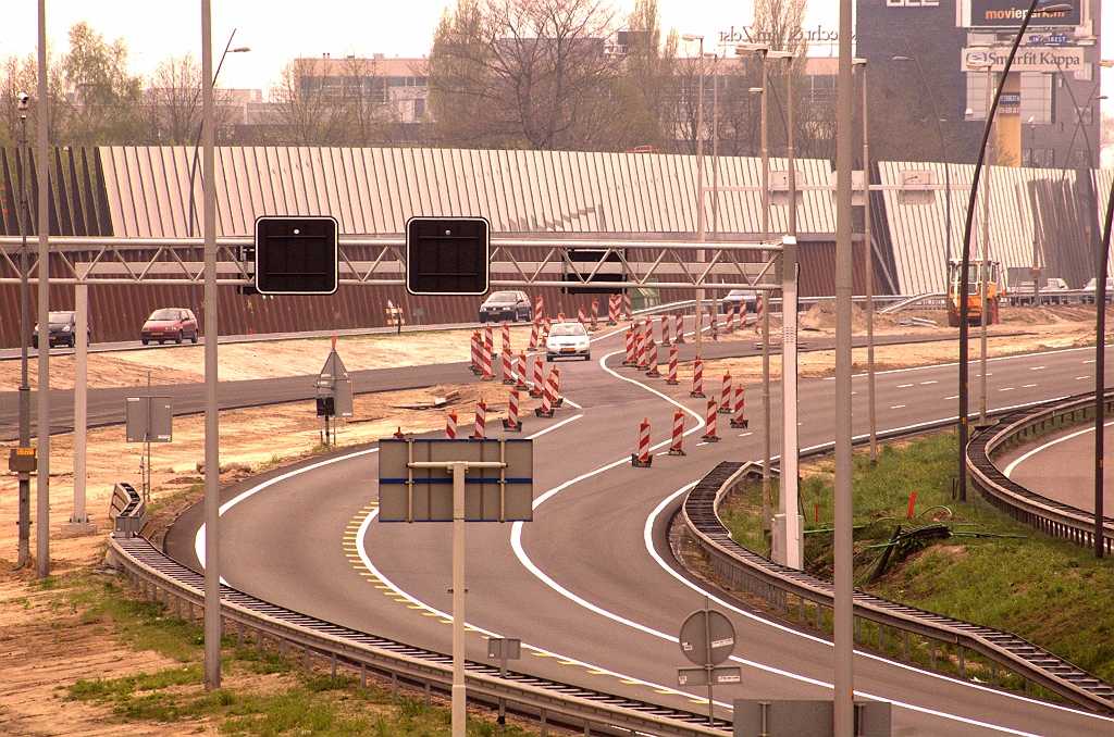 20090412-114528.jpg - ...naar de nieuwe westelijke hoofdrijbaan die voorheen met drie rijstroken in verkeer was.