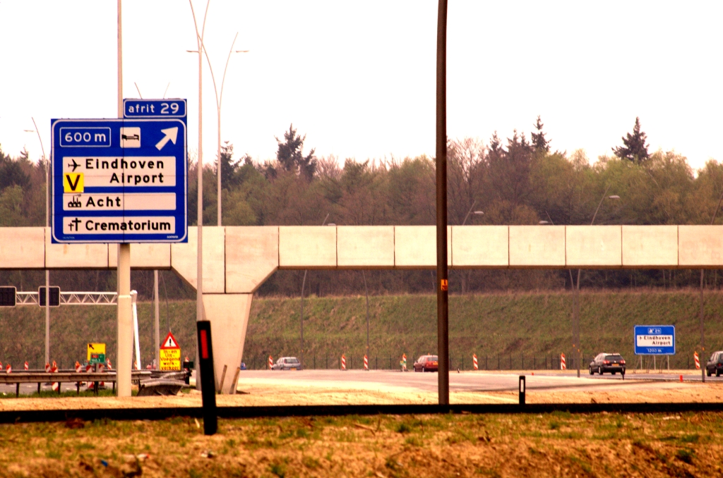 20090412-115330.jpg - Een oud verplaatst bord staat verder van de afrit, maar geeft de helft aan afstand aan.