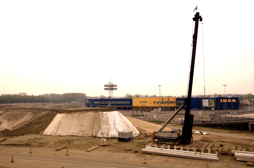 20090412-145512.jpg - Het is het viaduct in de verbindingsweg Woensel-Tilburg over de verbindingsweg Nijmegen-Woensel. De eerste heipalen lijken naast het dijklichaam te staan, maar zoals links te zien is wordt er nog een hoop zand tegen de ingepakte bodemaslichamen aangebracht.  week 200902 