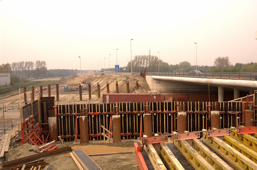 20090412-153224.jpg - De pijpen in het middelste viaduct staan er al zo'n  10 maanden . De drie viaducten zijn alle verschillend van breedte: 5 pijpen voor de parallelbaan, 7 voor de westelijke A50 rijbaan, en  11 stuks  voor de oostelijke A50 met dubbele invoegstrook voor de verbindingsweg vanuit Woensel.