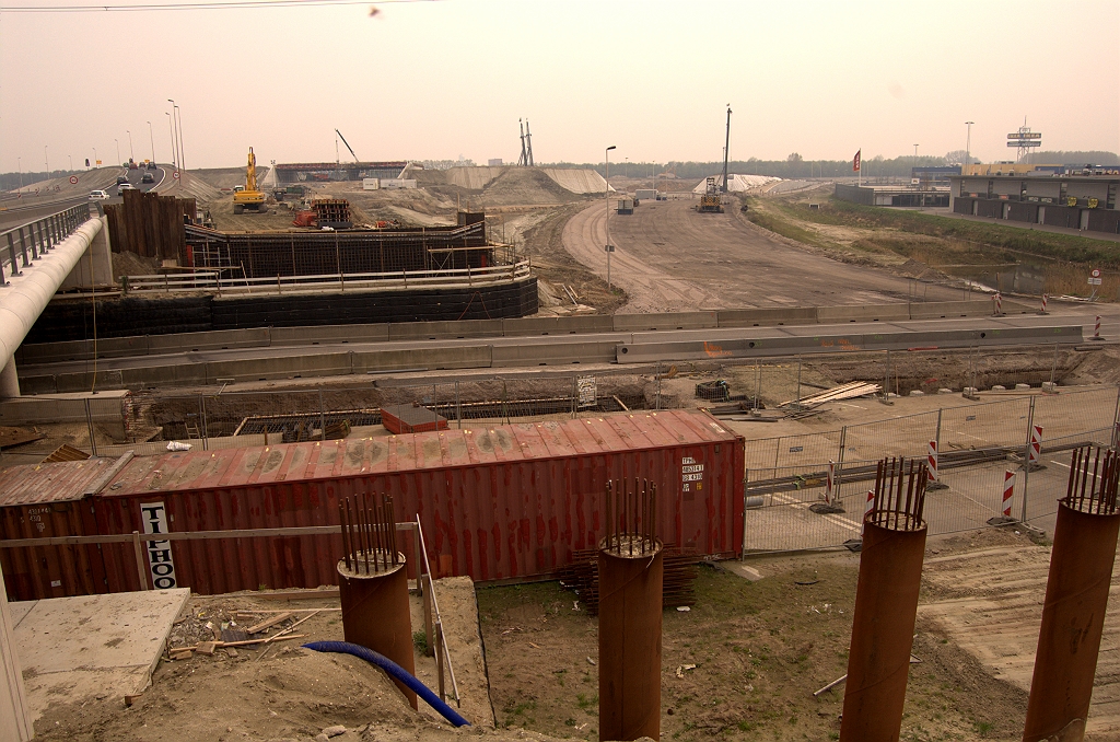 20090412-154627.jpg - Fietstunnel, opgebouwd uit containers, zal nog wel worden verlengd/verplaatst, maar voorlopig ligt er nog een werkverkeerbaan in de weg...