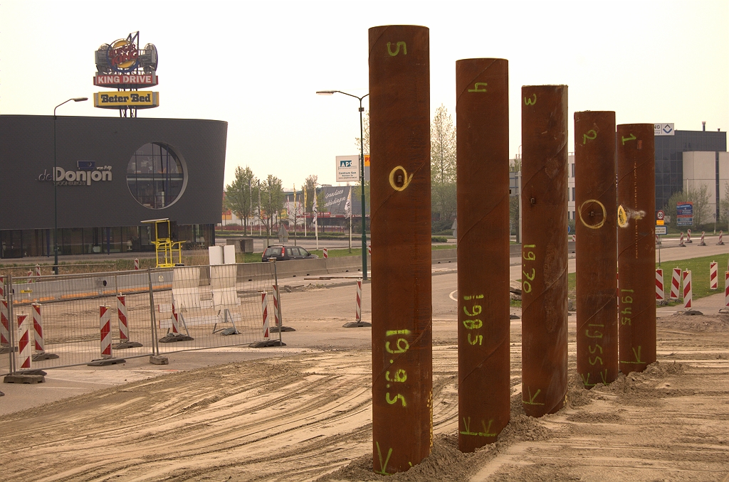 20090412-154855.jpg - Zo zijn er stalen pijpen ingetrild voor het noordelijk landhoofd van het viaduct in de parallelbaan vanuit de richting Nijmegen. De getallen suggereren een verkanting van 50 cm.