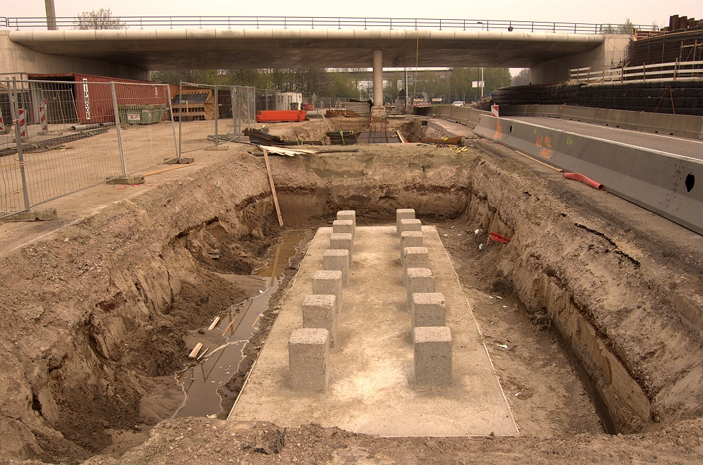 20090412-155108.jpg - Conventionele heipalen in de middensteunen met werkvloertje zodat de wapening voor de fundering kan worden opgebouwd. Dat is in het middelste viaduct al goeddeels gedaan.