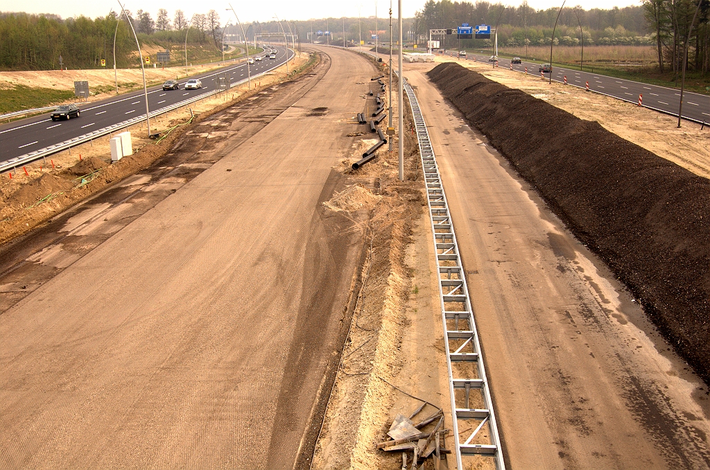 20090412-165914.jpg - Afgeschraapte oostelijke oude hoofdrijbaan, een week na verplaatsing van het verkeer naar de parallelbaan. We gaan hier wellicht hergebruik van de onderste lagen krijgen.  week 200914 