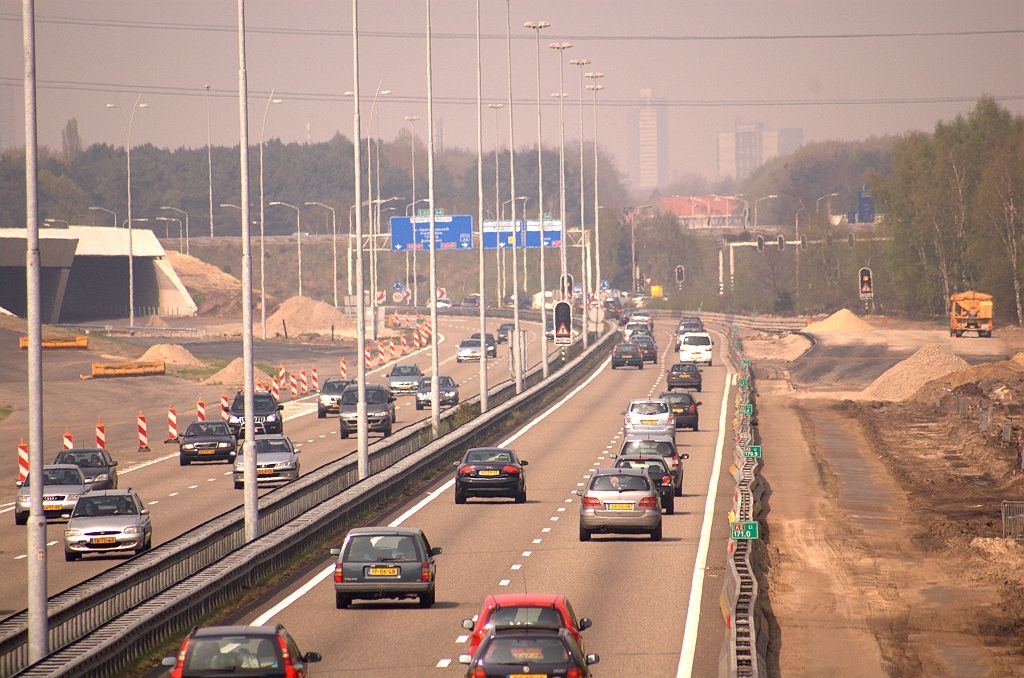 20090413-141938.jpg - Asfalt voor de uitvoeger naar de rotonde, als het doorgaande verkeer vanuit de richting Maastricht gaat rijden over de nieuwe hoofdrijbaan onder KW 34, links in de foto. Dat moment lijkt nog ver weg, en zeker niet van belang bij de aanstaande weekendafsluiting.  week 200914 