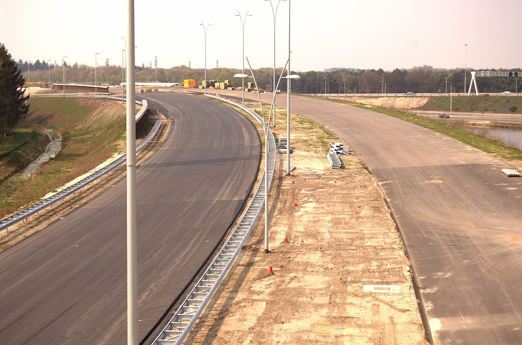 20090413-145737.jpg - Het ziet er toch best rijklaar uit, met geleiderails en verlichting aanwezig. Alleen nog wat markering.  week 200914 