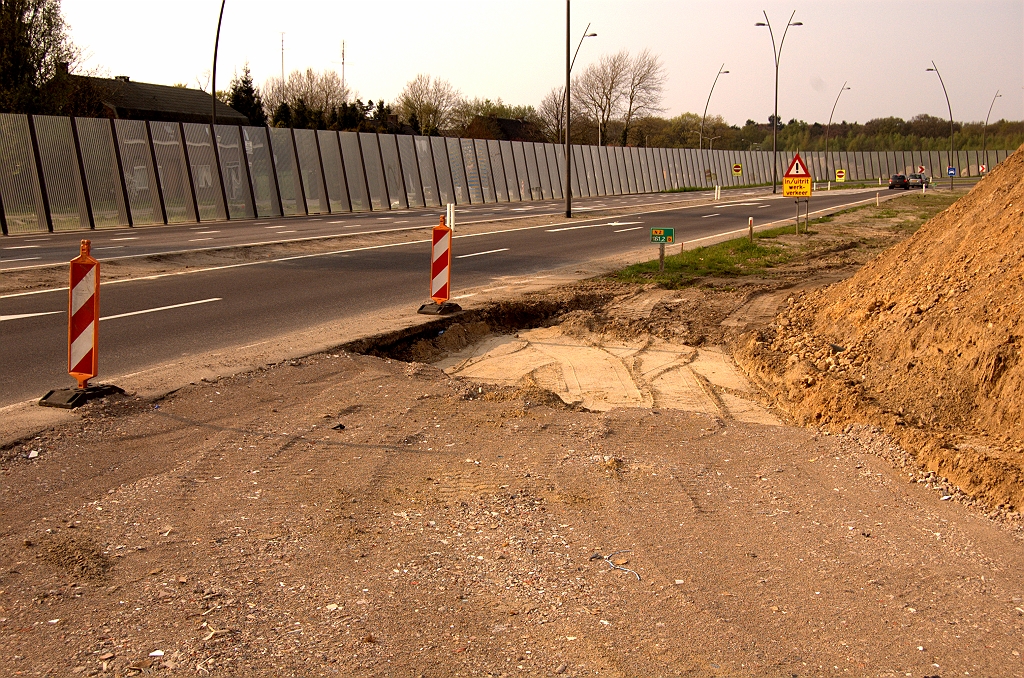 20090413-172113.jpg - Een wat langere invoegstrook naar de toerit ligt zo te zien niet in verschiet. Verkeerslichten op de nieuwe rechtsaffer zullen dan ook waarschijnlijk zijn.