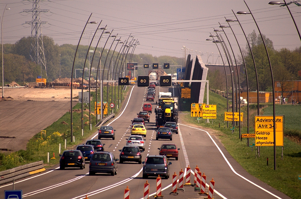 20090418-142404.jpg - Over nu naar de "main event", de weekendafsluiting van de A2 tussen kp. Leenderheide en de aansluiting Valkenswaard. In het gele bordenwoud langs de N2 tussen de aansluiting high tech campus en KW 28 (prof. Holstlaan) de eerste aankondigingen van die afsluiting.