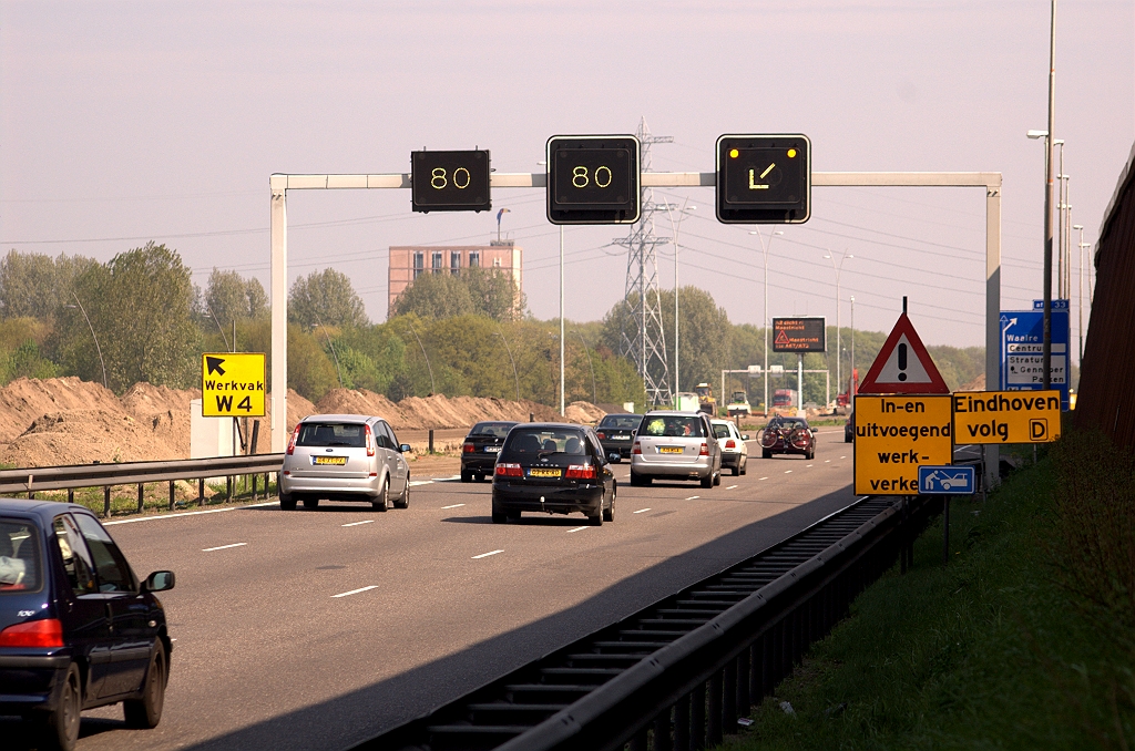 20090418-144934.jpg - Reeds voor de aansluiting Waalre wordt het verkeer van de rechter rijstrook verdreven.