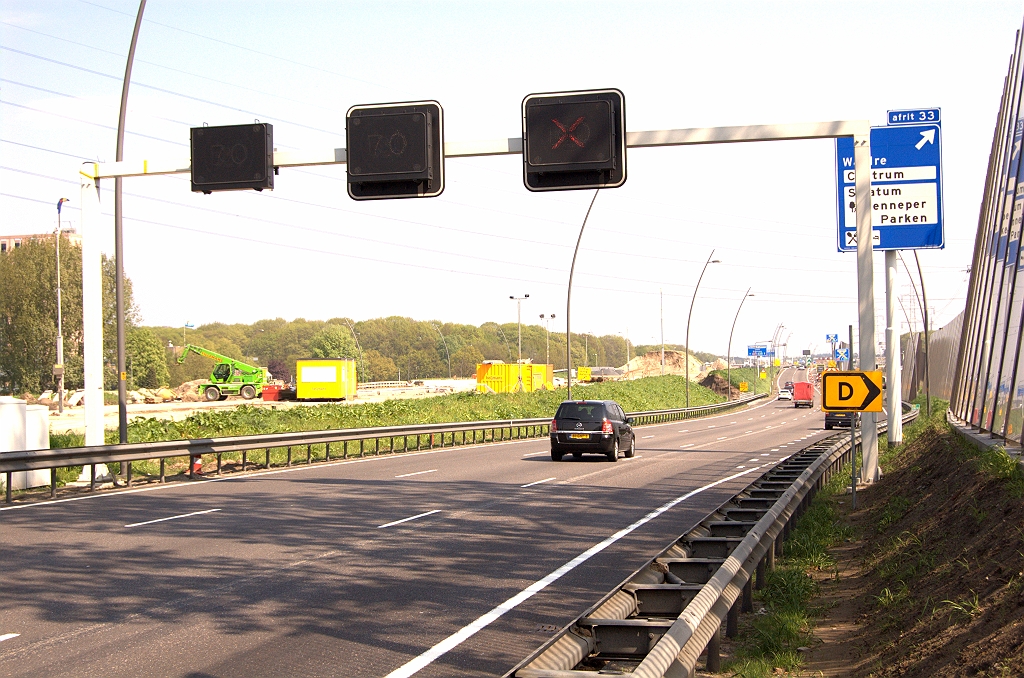 20090418-150741.jpg - Vage situatie aan het begin van de afrit Waalre. Rechter rijstrook afgekruist, maar daar moet men wel overheenrijden om de afrit te bereiken, die gewoon open is.