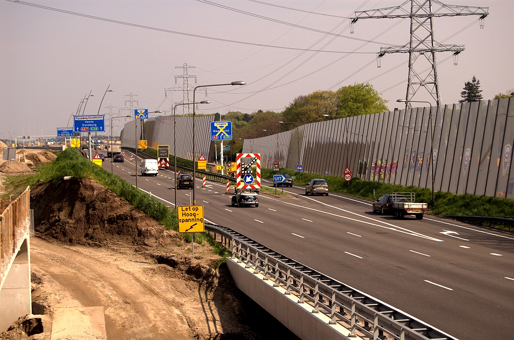 20090418-152351.jpg - Direct na de afrit volgt de "echte" afsluiting van de uitvoegstrook naar de parallelbaan, die naar de A2 in de richting Maastricht leidt. Ook de afrit Tongelre is op deze manier onbereikbaar gemaakt, maar daar is ook een omleiding voor bedacht: via de af- en toerit in de aansluiting Waalre. In de vorige foto's was dat al aangegeven ("Eindhoven volg D").
