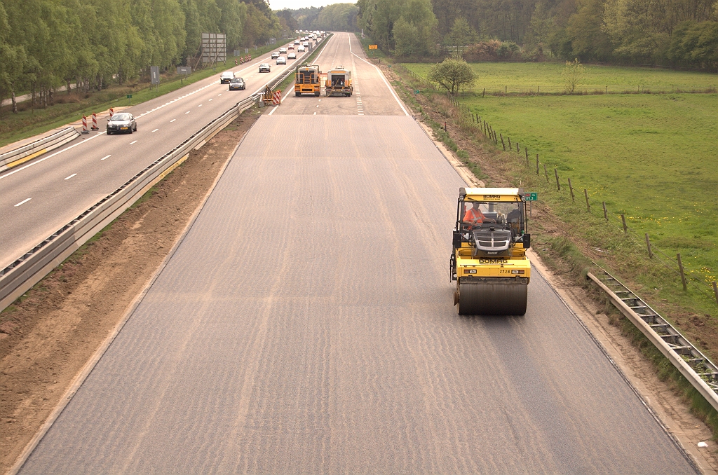 20090419-134926.jpg - Ten zuiden van het viaduct Aalster Hut het einde van de nieuwe rijbaan die weer terugbuigt naar de smallere middenberm. Restant van de toerit vanaf de voormalige parkeerplaats kan gewoon blijven liggen en in de eindsituatie onderdeel uitmaken van de invoeger vanaf de rotonde over KW 34. Misschien dat over enkele jaren het beeld hier weer wijzigt, als de verbreding van de A2 tussen kp. Leenderheide en de aansluiting Valkenswaard in uitvoering wordt genomen.