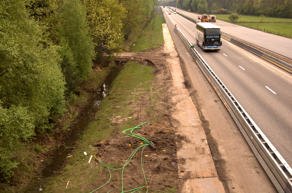 20090419-141216.jpg - We zagen al een nieuw signaleringsportaal tussen KW 33 en KW 34, maar ook over de oude/vernieuwde A2 rijbanen ligt nieuwe signalering in het verschiet. Zo zien we hier kabels aan de zuidoost kant van het viaduct Aalster Hut, die in de berm verdwijnen...