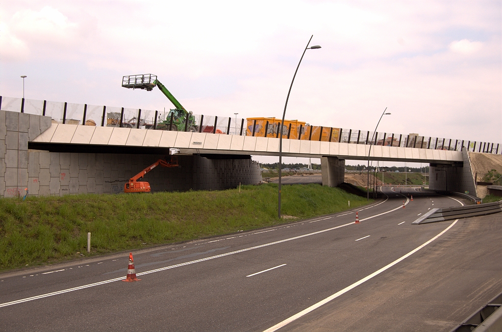 20090419-145958.jpg - Weer even een stukje terug naar KW 33, waar de nieuwe A2 bypasses op komen te liggen. Weer zo'n miniscuul naambordje, dat alleen boven de A67 is aangebracht.