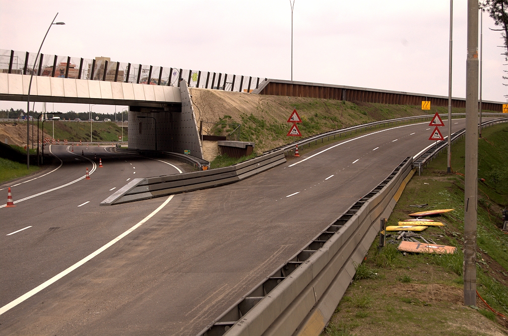 20090419-150027.jpg - Op die nieuwe bypasses over KW 33 zullen we nog even moeten wachten. De rol van de oude bypass van enkele foto's eerder zal eerst worden overgenomen door dit tijdelijk exemplaar, dat de N2 verbindt met een nieuw stukje A2 hoofdrijbaan in de richting Maastricht. Alles ziet eruit alsof het na de weekendafsluiting in gebruik zal worden genomen: geleiderails, markering, verlichting en verkeersborden.