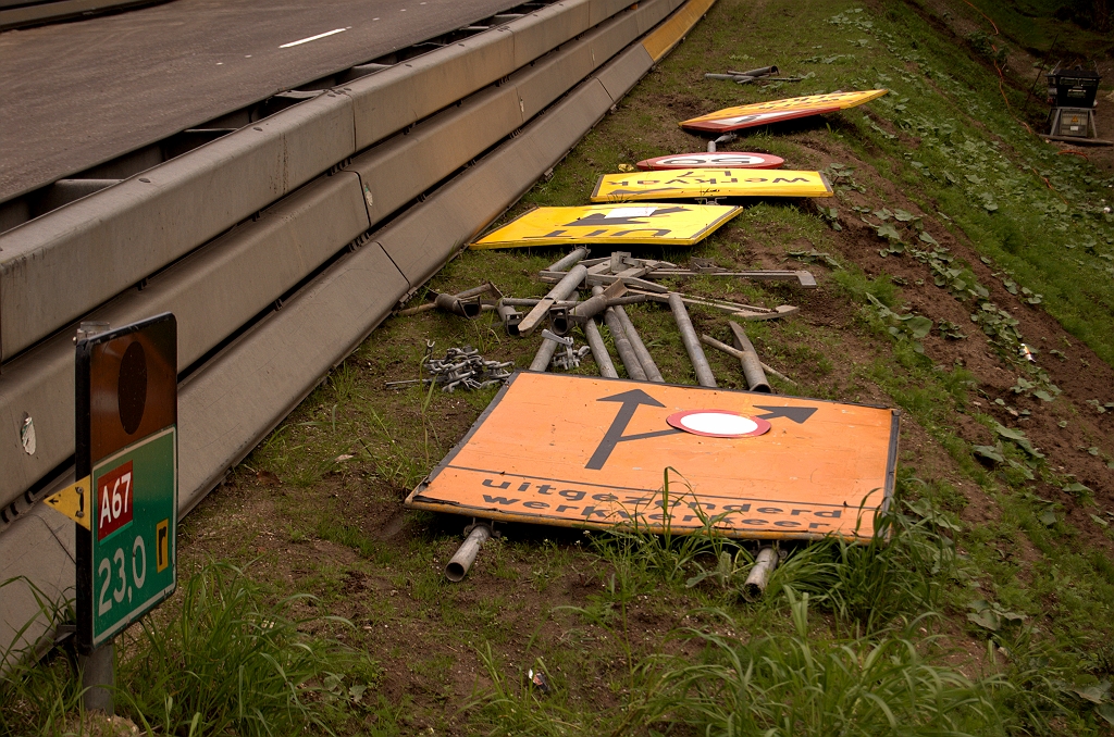 20090419-150202.jpg - En meer verkeersborden liggen al gereed, waaronder een geel "UIT" bord. De afrit Tongelre verschuift immers naar voren. Het weggedraaid A67 hectometerbordje wordt wellicht weer in operationele positie teruggezet en vergezeld van de exemplaren die nu nog in de oude bypass staan. Zodoende krijgen we een stukje A67 tussen de N2 en de A2, evenals in de situatie voor het afsluitweekend.