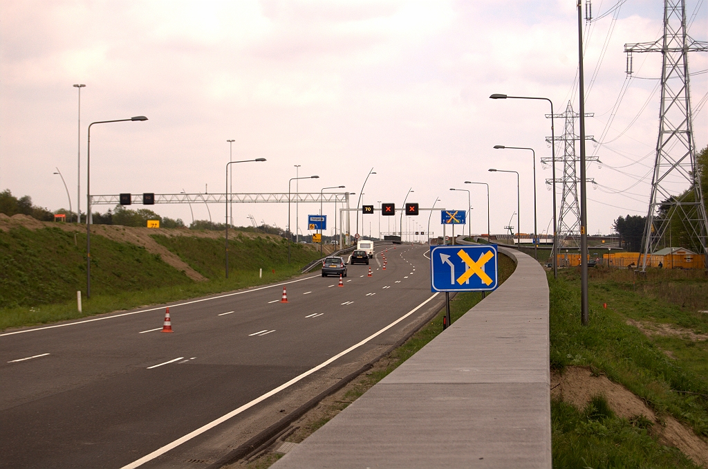 20090419-152753.jpg - ...die het verkeer direct naar de linker rijstrook leiden...