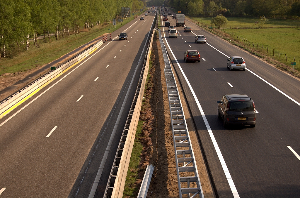 20090421-174324.jpg - Einde van de nieuwe rijbaan met flauwe bocht terug naar het oude trace, dat een smallere middenberm heeft. Ook de invoeger vanaf de voormalige parkeerplaats verwijderd inclusief het gedeelte op de oude rijbaan.  week 200916 