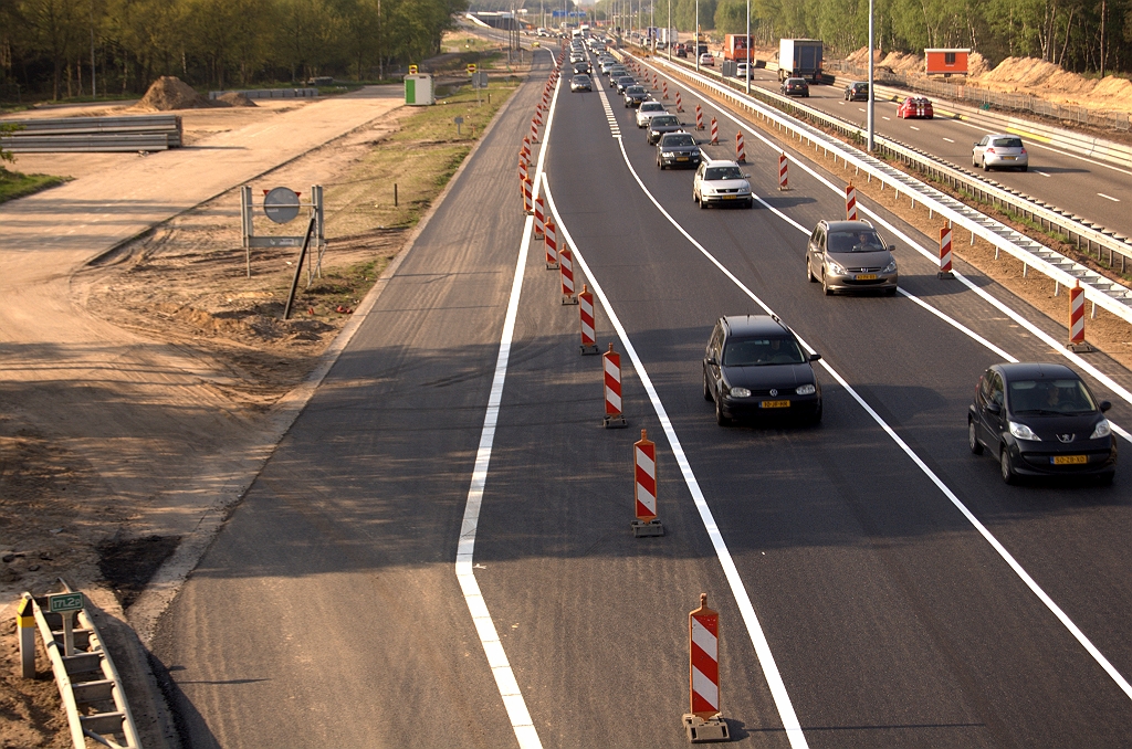 20090421-174850.jpg - Bij het viaduct Aalsterhut nog een slinger naar de "normale" ligging van de twee rijstroken op de A2. Ook zichtbaar de thermoplast markering van de uiteindelijke invoeger vanaf KW 34 voor het verkeer vanaf de rotonde, die vlak voor het viaduct eindigt. Men heeft er nu voor gekozen de vluchtstrook te behouden onder het viaduct, in tegenstelling tot de oude situatie, waar de invoeger vanaf de parkeerplaats Aalsterhut vluchtstrookloos was.  week 200914 