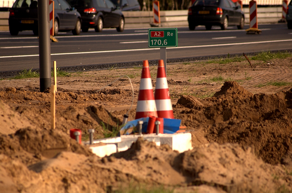 20090421-175603.jpg - Met de signalering is het nog niet zover. Al wel een portaalfundering halverwege KW 34 en het viaduct Aalsterhut...