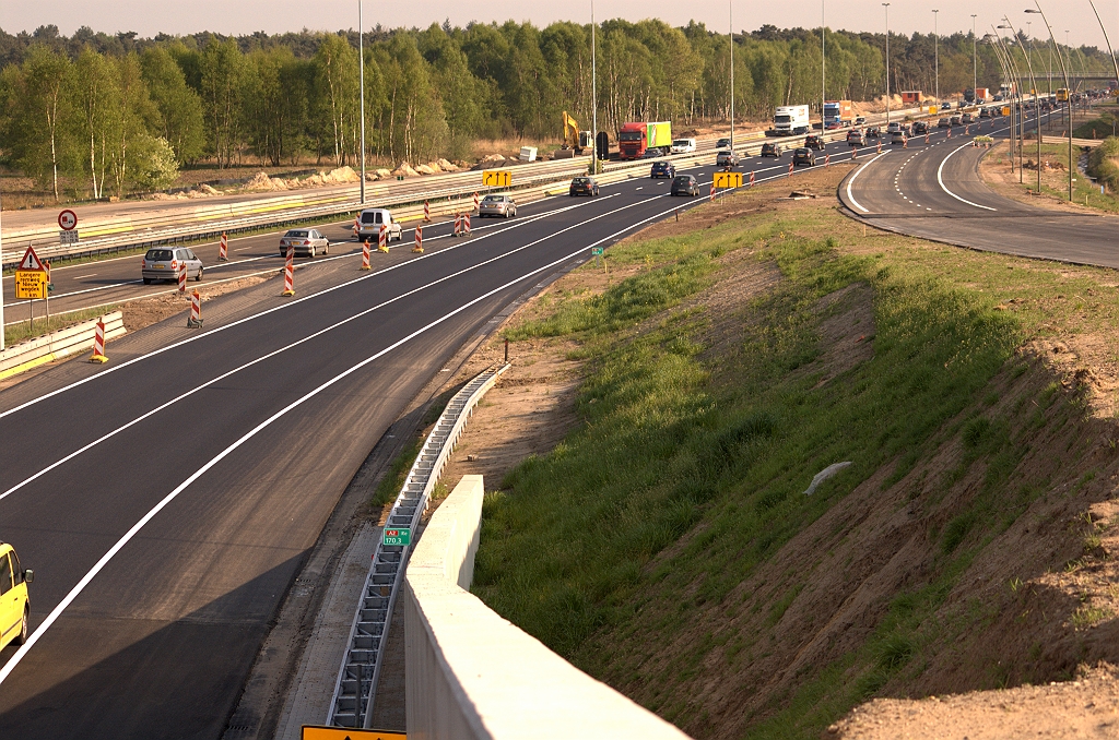 20090421-180218.jpg - ...om vervolgens samen te komen met de nieuwe rijbaan aan de zuidzijde van KW 34. Ook het verkeer op die rijbaan werd al zoveel mogelijk naar rechts verdreven met een slinger die op  gele borden  werd aangekondigd.  week 200915 