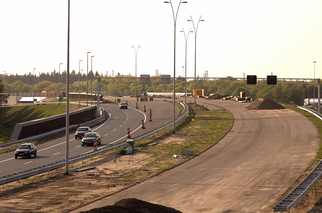 20090421-180403.jpg - Aankomst bypass op de nieuwe A2 hoofdrijbaan. Nog net te zien dat de nog vacante oostelijke hoofdrijbaan een  oversteekje  heeft gekregen naar de westelijke.