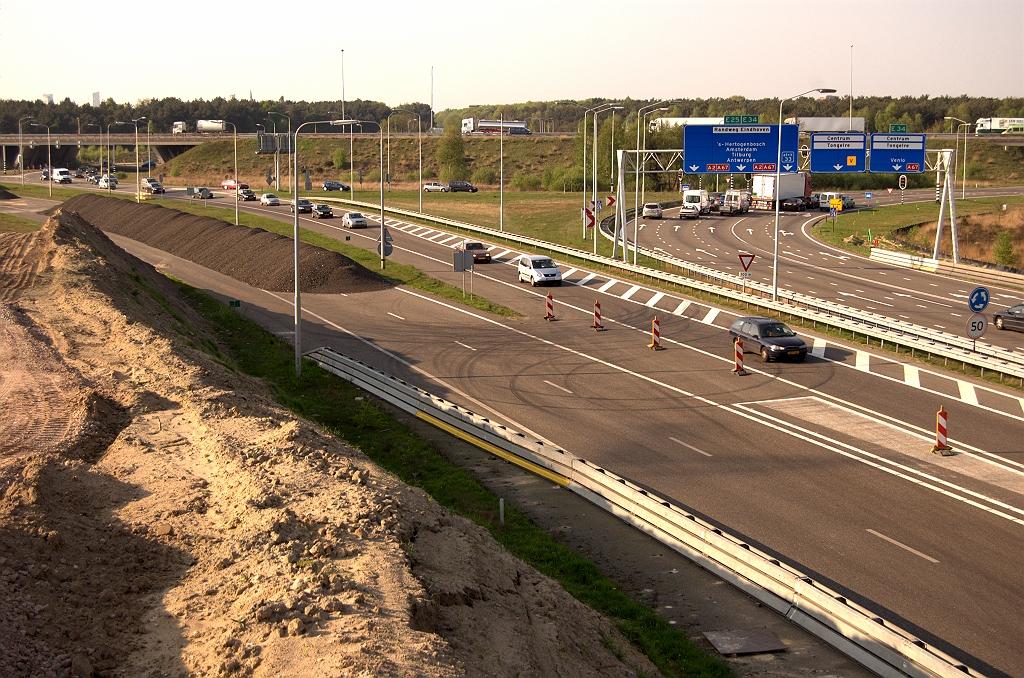 20090421-180556.jpg - Verlaten oude bypass en de verbindingsweg vanaf de rotonde, die uiteraard nog gewoon in verkeer is.