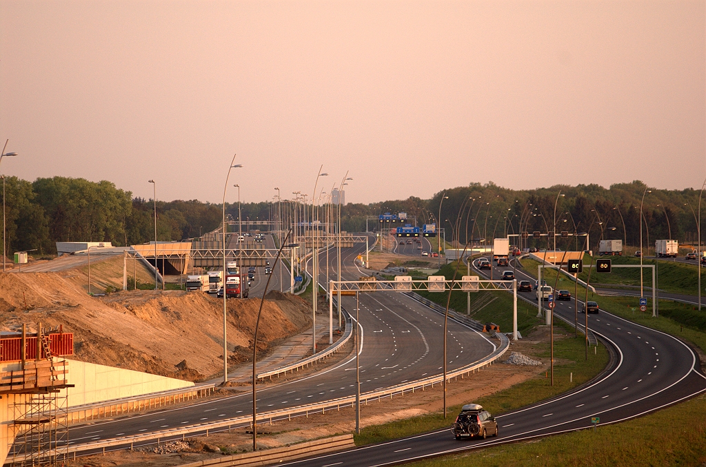 20090424-200757.jpg - De spookrijfasering komt uiteindelijk uit bij KW 5, waar het nieuwe hoofdrijbaangedeelte zijn voltooing nadert.