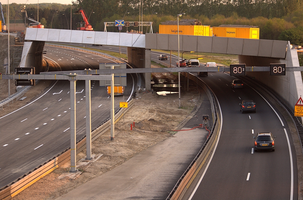 20090424-201006.jpg - De A2 TOTSO is natuurgetrouw nagebouwd op het nog non-ZOAB asfalt. Ruime overspanningen in KW 5 waar in de eindsituatie slechts 2 rijstroken per tunneltje komen te liggen, met (links) en zonder (rechts) vluchtstrook. De spookrijrichting blijkt ook al uit het aangebrachte naambordje op de hoofdrijbaantunnel...