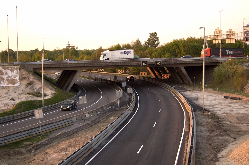 20090424-201236.jpg - De twee linkse rijstroken van de fasering die in het weekend van 1-3 mei in gebruik wordt genomen, zal naar verwachting uitkomen op de bestaande verbindingsweg in de richting Tilburg.