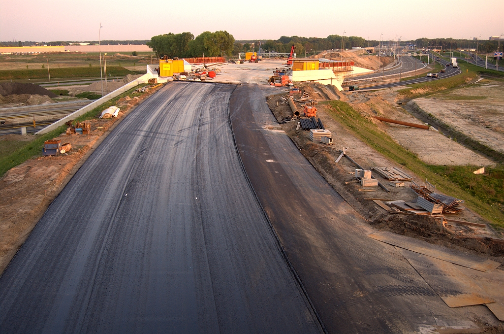 20090424-201644.jpg - Op de  actuele werkzaamheden pagina  is te lezen:   Op zondag 3 mei wordt een nieuwe verkeerssituatie in gebruik genomen. Het verkeer tussen Eindhoven Airport en knooppunt Batadorp rijdt tijdelijk op de hoofdrijbaan richting Maastricht/Venlo. In knooppunt Batadorp wordt tevens een nieuwe verbindingsboog van Maastricht naar Tilburg opengesteld.  Zou men daar deze definitieve verbindingsweg over KW 5 en onder KW 4B bedoelen? Onwaarschijnlijk, met nog bekisting aanwezig in het kunstwerk en de fasering zoals die in de vorige foto's is te zien.