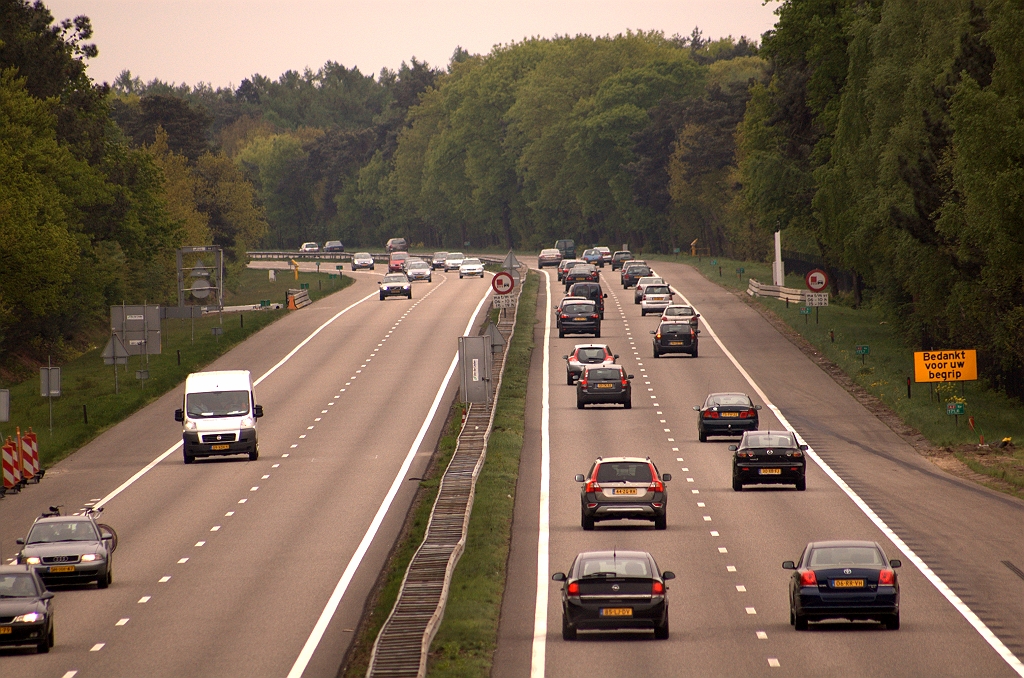 20090425-165159.jpg - Eerste tekenen van bouwwerkzaamheden ten zuiden van het viaduct Aalsterhut, waar barriers zijn geplaatst.