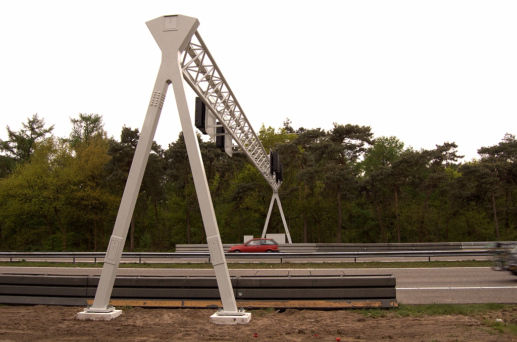 20090425-171741.jpg - Ook detectielussen op deze lokatie. Misschien kon hier de geboorde tunnel achterwege blijven en zijn de lussen via bekabeling door het portaal aangesloten.