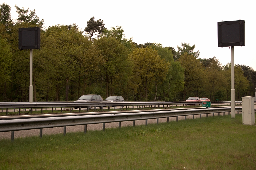 20090425-172954.jpg - De oude signalering is alleen in de oostelijke A2 rijbaan aanwezig. De kast suggereert dat er al een signaaltransport-netwerk aan oostelijke zijde ligt. Het was dus niet mogelijk deze te hergebruiken voor de nieuwe installaties.