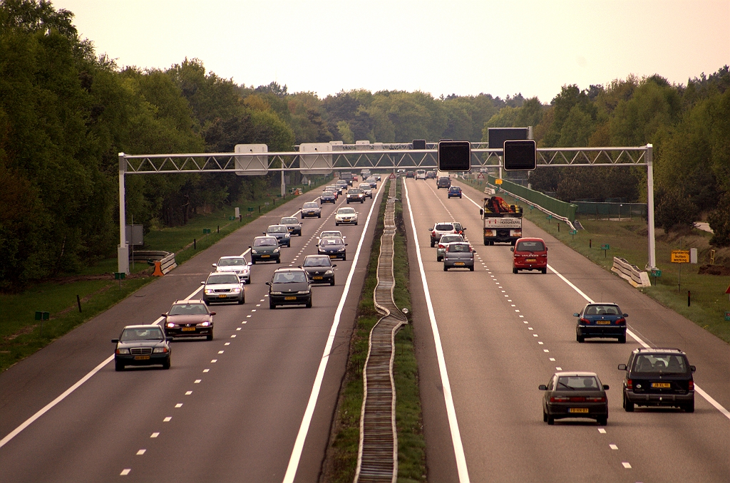 20090425-175708.jpg - De tot voor kort relatief kale A2 in de bossen tussen het viaduct Heezerhut en Eindhoven, zonder verlichting en ander storend meubilair, is voorgoed van aanzicht veranderd door de nieuwe portalen.