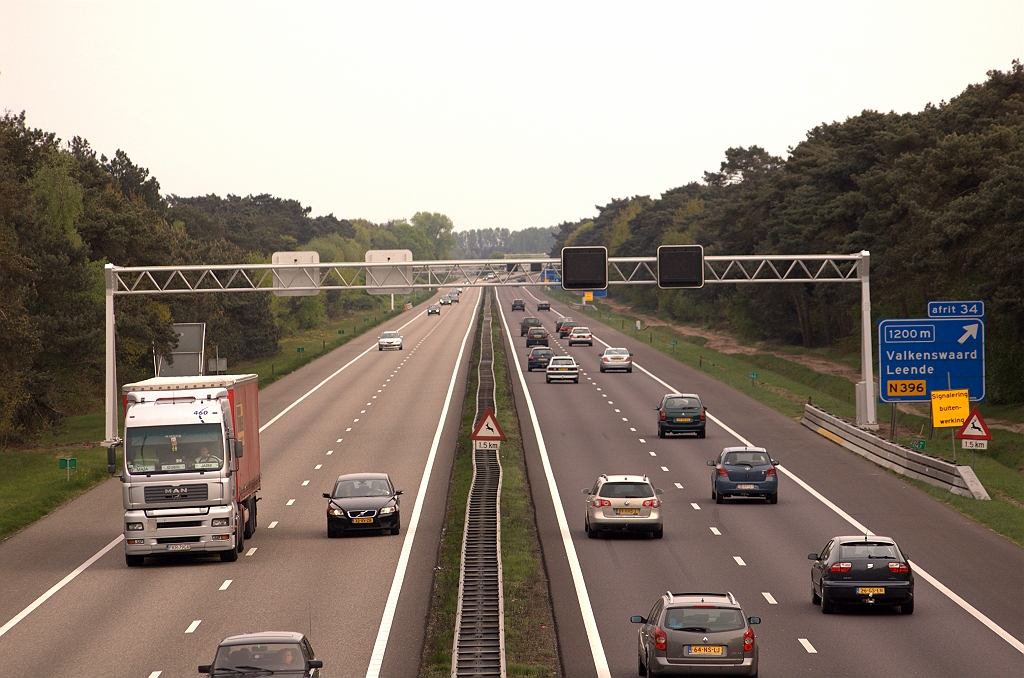 20090425-175734.jpg - Wegvak tussen de aansluiting Valkenswaard en het viaduct Heezerhut. Duidelijk te zien trouwens dat de portalen niet breed genoeg zijn voor een verbreding naar drie rijstroken, met behoud van de vluchtstrook. En dat terwijl de startnotitie A2 Leenderheide-Valkenswaard, die gaat over de verbreding van de westelijke rijbaan, in oktober 2007 werd gepubliceerd.