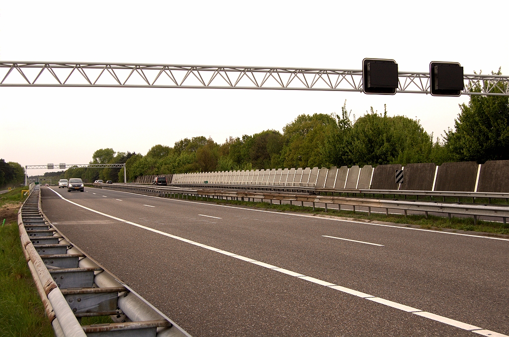 20090425-182312.jpg - In de aansluiting Valkenswaard twee portalen, met elk twee matrixborden per rijrichting. Misschien dat de aanwezigheid van het smalle viaduct (dat zelfs niet sober verbreed kan worden naar 2x3), of de bocht pal ten zuiden van dat viaduct, iets te maken heeft met het niet combineren van beide rijrichtingen op 1 portaal.