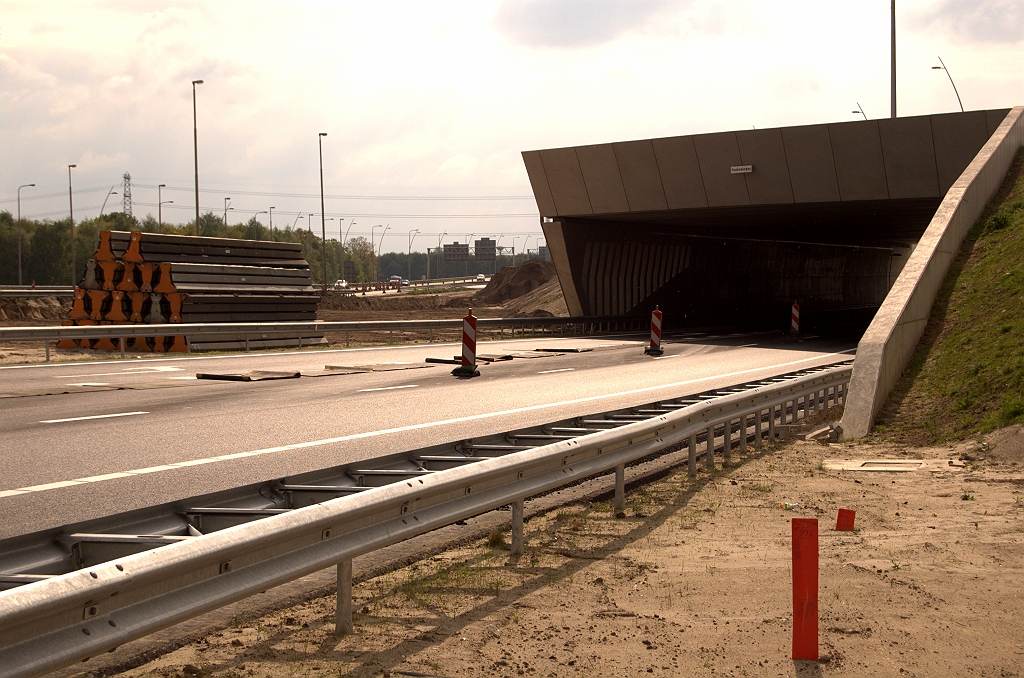 20090426-164435.jpg - Barriers liggen al klaar voor de afscheiding van het spookrijdend verkeer op de A50/A58 onder KW 1. Er is zelfs gezorgd voor bescherming van het DZOAB met een soort van matten, waar de barriers moeten komen te staan.