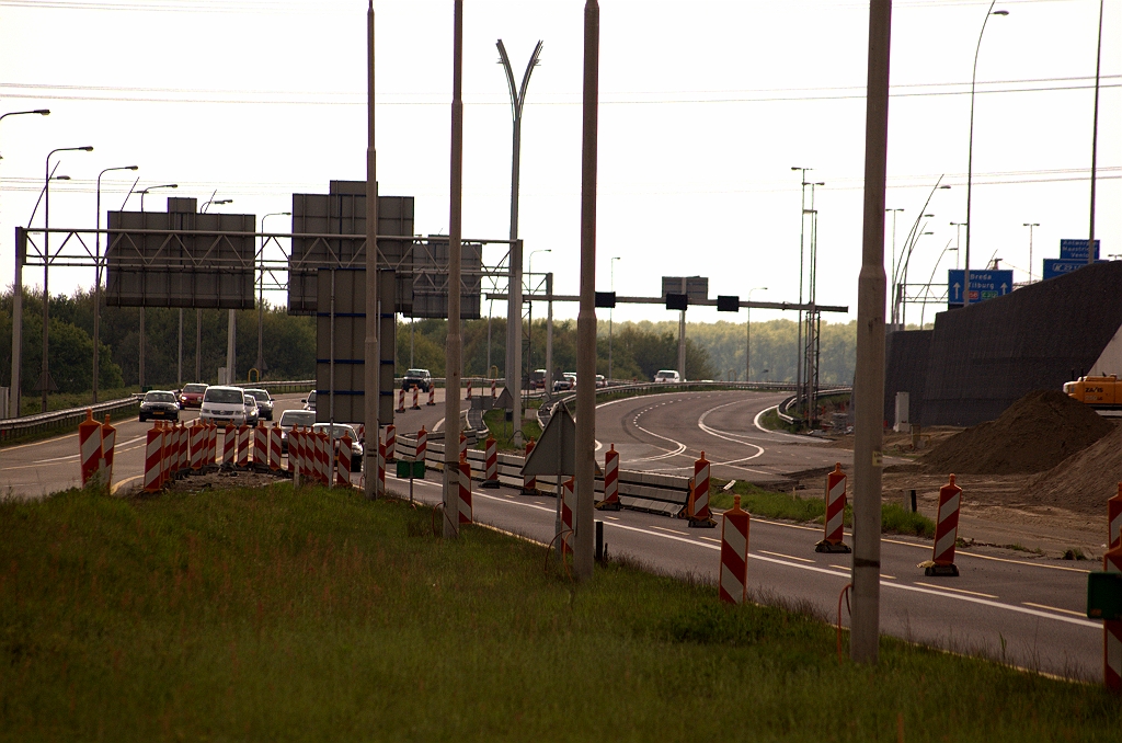 20090426-165722.jpg - De slinger gezien vanuit oostelijke richting. Voor het A58 verkeer in de richting Nijmegen is een ander faseringsplan voorzien.