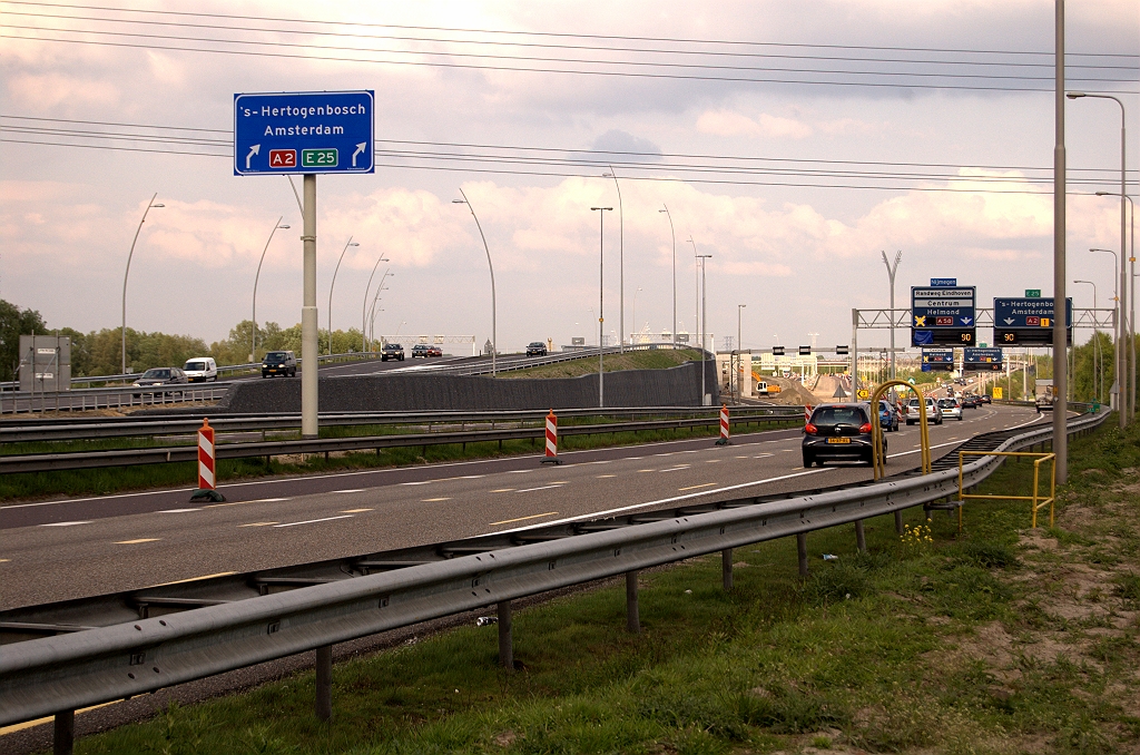 20090426-174000.jpg - Tijdelijk mastbord voor de terugslinger van de fasering over de A58-zuidbaan voor het doorgaande A2 verkeer tussen KW 3 (spoorviaduct) en kp. Ekkersweijer.