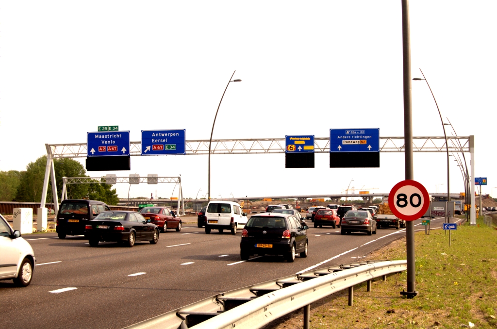 20090429-173117.jpg - Nieuwe borden in kp. de Hogt. Het eerste portaal waar zowel hoofd- als parallelrijbaan-bewegwijzering aan hangt.