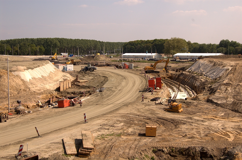 20090430-145658.jpg - Kort overzicht van de overige kunstwerken in de toekomstige aansluiting 7 (Eindhoven-Woensel) op de A50. Drie rijen heipalen maar liefst in het zuidelijk landhoofd van KW 42 (A50 over de verbindingsweg Nijmegen-Woensel). De brede fundering die daarop komt te liggen zal wel nodig zijn voor de zijschotten ter versteviging van de portaal-model landhoofden (gokje!).