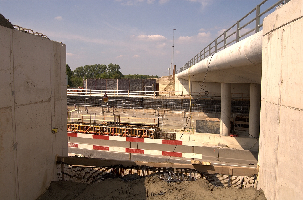 20090430-151255.jpg - De drie viaducten in KW 41 zijn geheel gescheiden constructies, met uitzondering van de zo te zien doorlopende verhoogde fundering in de middensteunen.