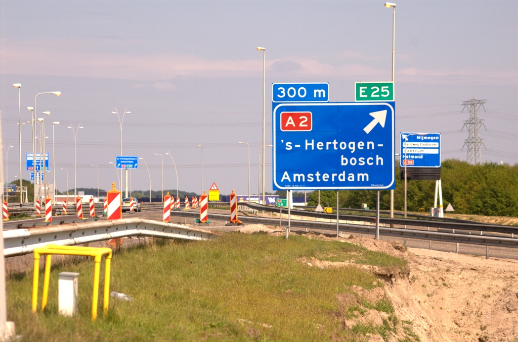 20090430-161535.jpg - Verplaastst bord zodat het voor het convergentiepunt van de A58 en de A2 fasering is komen te staan.