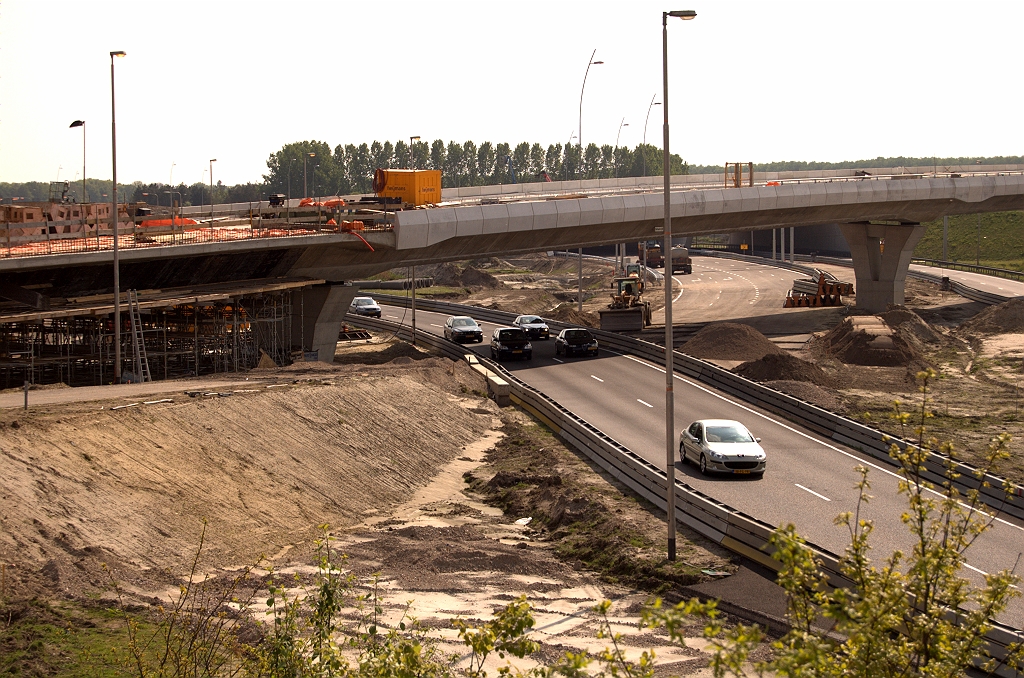 20090430-161646.jpg - Situatie KW 4C, twee dagen voor de afsluiting. Faseringsrijbaan gereed tot zover mogelijk tegen de bestaande verbindingsweg Maastricht-Tilburg.  week 200915 